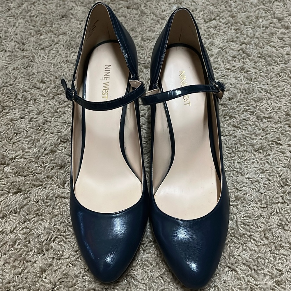 Nine West navy Mary Jane pumps.